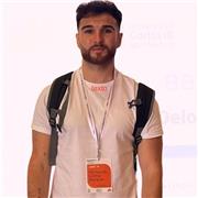 Maestro de Primaria especializado en refuerzo individualizado para alumnos que necesitan apoyo escolar.