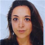 Docente di matematica impartisce lezioni per alunni di superiori, medie ed elementari