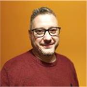 Soy profesor especializado en formación digital y ofimática, y tengo experiencia en clases de español, sobre todo adultos.