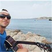 Chitarrista diplomato in Bachelor of Arts e Popular Music, propone lezioni di chitarra a Roma da remoto o in presenza.