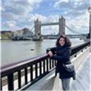 Docente di Biologia impartisce lezioni di scienze a studenti delle scuole superiori o delle scuole medie (anche matematica)