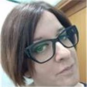 Insegnante di italiano impartisce lezioni di letteratura italiana per ragazzi di scuole medie e superiori