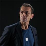 Professionista e docente di informatica impartisce lezioni su frontend e backend web, mobile, VR, AR, disegno e stampa 3D, Arduino
