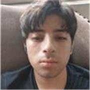 Estudiante universitario de economía, paciente y directo