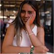 Profesora General Básica, mención en Matemáticas y Ciencias, diplomada en Inglés con experiencia en clases para niños en educación