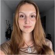 Profesora de psicología imparte clases a niños/as, adolescentes y jóvenes de todas las edades