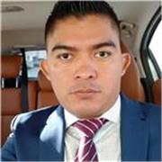 Maestro en derecho, experiencia en gobierno federal y sector privado