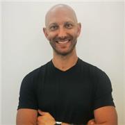 Personal trainer con esperienza decennale offre lezioni sia in presenza che online