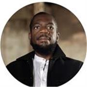 Englischlehrer, der Menschen unterrichtet, die Englisch lernen oder ihre Englischkenntnisse verbessern möchten