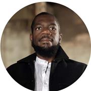 Englischlehrer, der Menschen unterrichtet, die Englisch lernen oder ihre Englischkenntnisse verbessern möchten