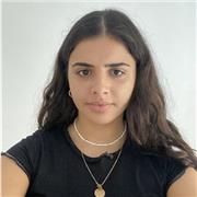 Étudiante donne cours de soutien pour les enfants (collègue, lycée, primaire)