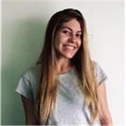 Profesora de Inglés imparte clases de conversación a adultos