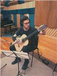 Laureato in chitarra propone lezioni di strumento