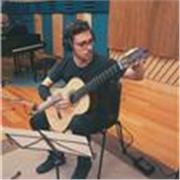 Laureato in Chitarra propone lezioni di strumento