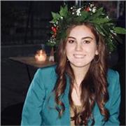 Laureata in Mediazione Linguistica e Culturale con il massimo dei voti, impartisce lezioni di lingua