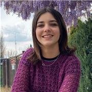 Diplomata al liceo linguistico, con certificazione Cambridge English B2