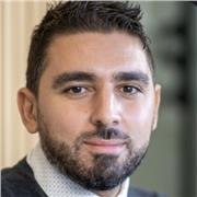 Coach pédagogue donne des cours à domicile d’informatique.