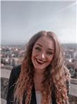 Studentessa universitaria di lingue impartisce lezioni di inglese