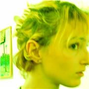 Profesora de idiomas buscando estudiantes curiosos