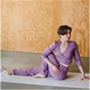 Yogalehrerin für Vinyasa, Hatha, Yin und Aroma Yoga