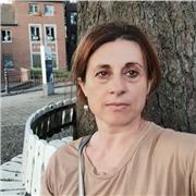 Hai bisogno di un aiuto per le lezioni, per la pronuncia, per la grammatica? Vuoi parlare in inglese mentre prendi un cafè al bar?