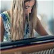 Diplomata in Pianoforte, specializzanda in musica da camera e metodi di didattica, impartisce lezioni di Piano e Teoria musicale