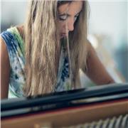 Diplomata in Pianoforte, specializzanda in musica da camera e metodi di didattica, impartisce lezioni di Piano e Teoria musicale