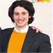 Docente di economia aziendale impartisce lezioni a studenti di scuola superiore e università