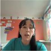 Profesora de apoyo escolar brindando clases de refuerzo a niños de preescolar y primaria