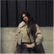 estudiante joven que da clases a niños y niñas de entre 7 y 10 que les cueste el catalán o quieran aprenderlo