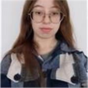 Profesora de literatura que imparte clases a alumnos de secundaria