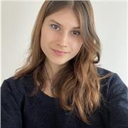 Jeune étudiante disposant d’une riche culture et proposant une variété de cours