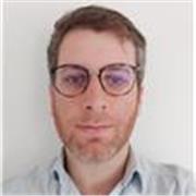 Profesor con experiencia en clases universitarias