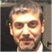 Docente di materie umanistiche impartisce lezioni ad alunni/e di scuola secondaria inferiore e superiore