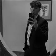 Studente del secondo anno di giurisprudenza impartisce lezioni/ripetizioni di diritto.