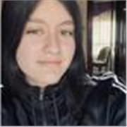 Hermana mayor que ayuda a una niña pequeña con Tdh en todas sus tareas 