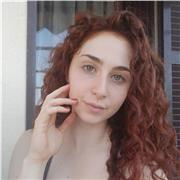 Tra studenti ci si aiuta. Studentessa con esperienza in campo umanistico