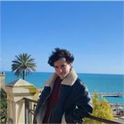 Studente di Ingegneria Gestionale che impartisce ripetizioni di matematica per alunni di scuole superiori o medie