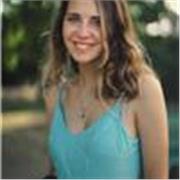 studentessa del liceo classico impartisce lezioni d'italiano