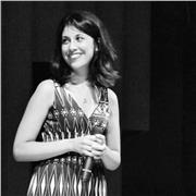 Sono un'insegnante di canto moderno laureata al Conservatorio in Canto Pop. Il mio obiettivo è quello di far migliorare i miei allievi, cercando di colmare le eventuali lacune e assicurando un ambiente di studio confortevole in cui possano sentirsi a prop