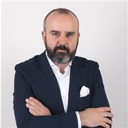 Profesional con 20 años de experiencia en departamentos financieros.