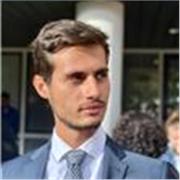 Professeur particulier proposant des cours de soutien scolaire pour les élèves de la primaire au lycée