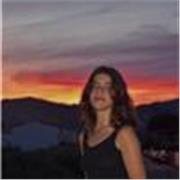 Profesora imparte clases de inglés a niños y adolescentes