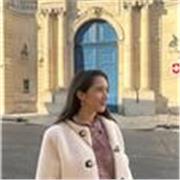 Profesora de inglés con tres años de experiencia.