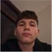 Un coetaneo che ti offre supporto scolastico empatico, proprio come un amico online: superiamo ogni difficoltà insieme.