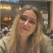 Étudiante donne des cours en maths et en français aux élèves de primaire et de collège