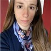 Profesora de nivel inicial que imparte repaso y apoyo escolar en los primeros años del nivel primario