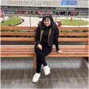 Profesora que imparte clases a niños y niñas de primaria y todas las materias