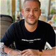 I’m a senior UI and visual designer with real-world industry experience, teaching practical design skills for beginners.