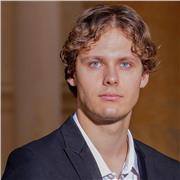 Professeur particulier, titulaire de plusieurs diplômes universitaires en droit, je suis là pour répondre à vos besoins.